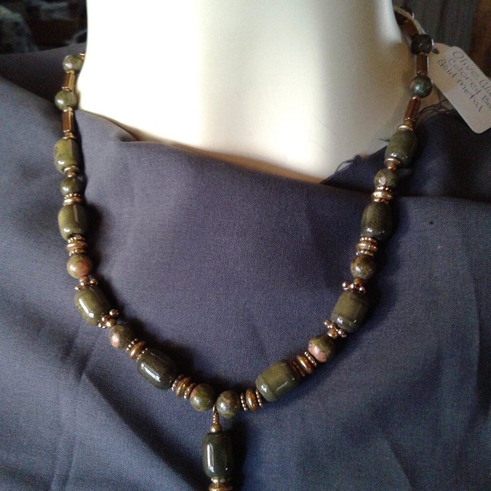 Vintage  Necklace  Green/ Gold